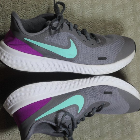Nike Revolution Women's Size 7.5 Grey, Teal & Hot Pink Running Shoes BQ5671-005 - Picture 4 of 6